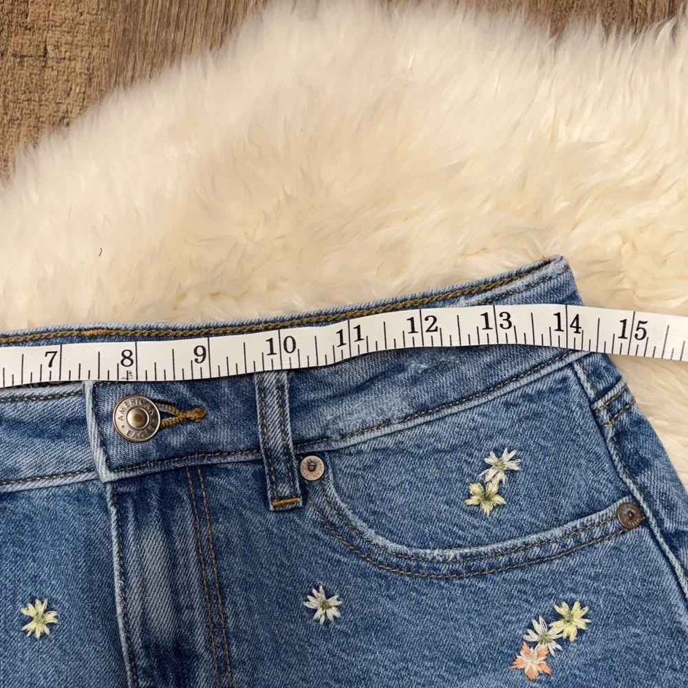 American Eagle women’s Embroidered Light Blue Denim raw hem Shorts size 4 - Picture 8 of 11